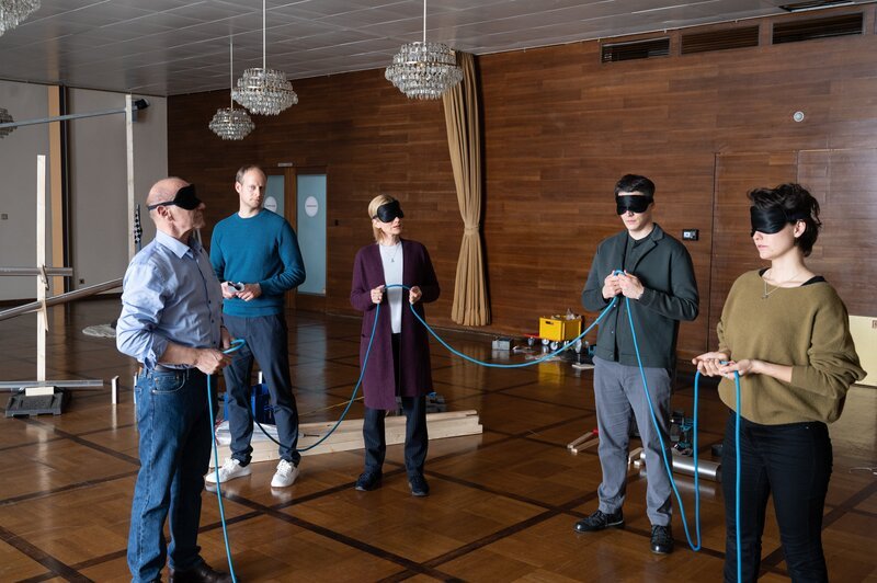 Teambuilding bei der SOKO: Michael Kaiser (Karl Kranzkowski, l.), Martina Seiffert (Astrid M. Fünderich, Mi.), Rico Sander (Benjamin Strecker, 2.v.r.) und Nele Becker (Nina Siewert, r.) zeigen sich bei den Übungen mehr oder weniger motiviert. Was sie nicht wissen: Zur selben Zeit wird ein Mordfall im Präsidium gemeldet. Coach Franz Scherer (Gábor Biedermann, 2.v.l.) hat jedoch allen die Handys abgenommen. – Bild: Markus Fenchel /​ ZDF und Markus Fenchel