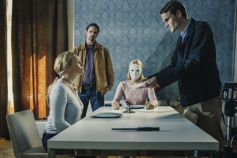 Kriminalhauptkommissar Felix Voss (Fabian Hinrichs, rechts) zeigt Theresa Hein (Anja Schneider, links) die Mordwaffe. Gemeinsam mit seinen Polizeikolleg*innen (Komparsen, hinten) versuchen sie Theresa unter Druck zu setzen, indem sie den Tathergang nachstellen. – Bild: BR/​Hager Moss Film GmbH/​Hendrik Heiden