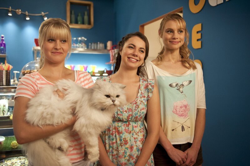 Sirena (Amy Ruffle), Nixie (Ivy Latimer) und Lyla (Lucy Fry, v.li.n.re.) sind glücklich. Sie haben Ritas (Kerith Atkinson) Kater Poseidon wieder! – Bild: ZDF/​Mark Taylor