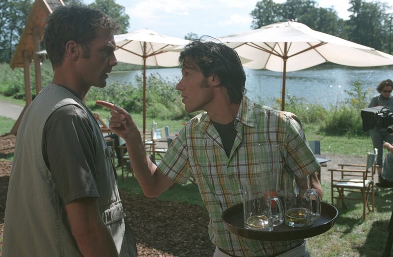 Matthias (Andreas Hutzel, r.) will von Oliver (Patrik Fichte, l.) wissen, wo sein Boot geblieben ist. Noch bevor Denise ihn entdeckt, taucht Oliver im Wasser ab und schwimmt außer Sichtweite. Durchnässt rettet er sich ins Restaurant „Fisch vor Fun“ und bittet seinen Kumpel Matthias, keine weiteren Fragen zu stellen. Zur selben Zeit ist Bianca völlig überfordert damit, das Ruderboot zurück an Land zu manövrieren. Eddie bringt Bianca sicher ans Ufer zurück. Am Abend lädt Katy Viktor zu sich in die Wohnung ein und gaukelt ihm vor, dass sie sich immer noch nach ihm sehne. Oliver hat das Gutshaus in ein Märchenschloss verwandelt, schenkt Bianca Perlenohrringe und bittet sie, die Nacht mit ihm zu verbringen. – Bild: ZDF