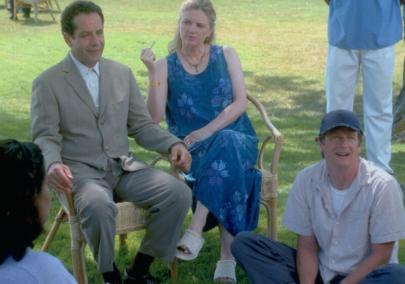 In der Irrenanstalt lernt Monk (Tony Shalhoub, l.) die beiden Patienten Janie (Eve Gordon, M.) und Manny (Ken Cheeseman, r.) kennen. – Bild: Universal Pictures