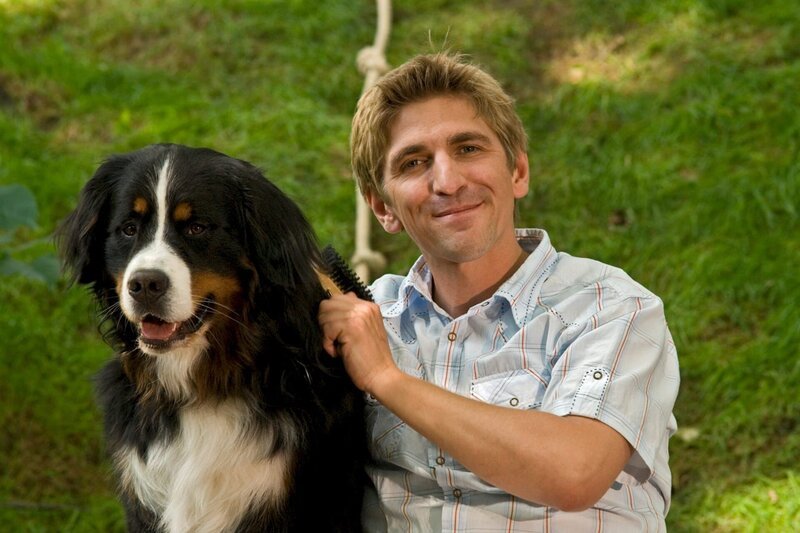 Fritz Fuchs (Guido Hammesfahr) und Hund Keks bei der Fellpflege. – Bild: ZDF and Thomas Bergmann
