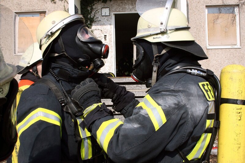 Gegenseitige Unterstützung in allen Situationen ist die Grundlage bei der Arbeit der Feuerwehr. – Bild: MDR/​Rolf Sakulowski
