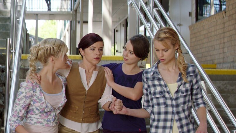 Sirena (Amy Ruffle, li.), Nixie (Ivy Latimer, 3.v.li.) und Lyla (Lucy Fry, re.) begleiten Rita (Kerith Atkinson, 2.v.li.) in ihr Büro. Sie fühlt sich aus unerfindlichen Gründen sehr schwach. – Bild: ZDF/​Jonathan M. Shiff Prod./​Vince Valitutti