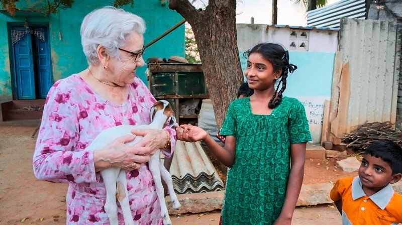 Im südindischen Madurai ist Anna Riedl äußerst beliebt, weil sie sich für eine gute Ausbildung der Kinder aller Konfessionen einsetzt. – Bild: BR/​Pius Neumaier