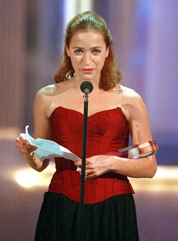 ARD/​WDR: Ksln, 06.10.01: Die Schauspielerin Anna Thalbach bedankt sich im Kslner Coloneum beim Publikum fYr den Deutschen Fernsehpreis, mit dem sie als Nebendarstellerin Nummer eins fYr ihre Rolle im ARD- Tatort „Kindstod“ belohnt wurde. 2500 GSste besuchten die aufwendige Gala, in deren Verlauf das deutsche Fernsehen seine grs§en Stars fYr ihre Leistungen ehrte. Der Deutsche Fernsehpreis, der zum dritten Mal ausgetragen wurde, wurde in insgesamt 20 Kategorien, einschlie+lich Fsrderpreise und Ehrenpreis, verliehen. – Bild: DMB /​ Credit: WDR/​dpa, Source: WDR-Pressestelle/​Bildredaktion