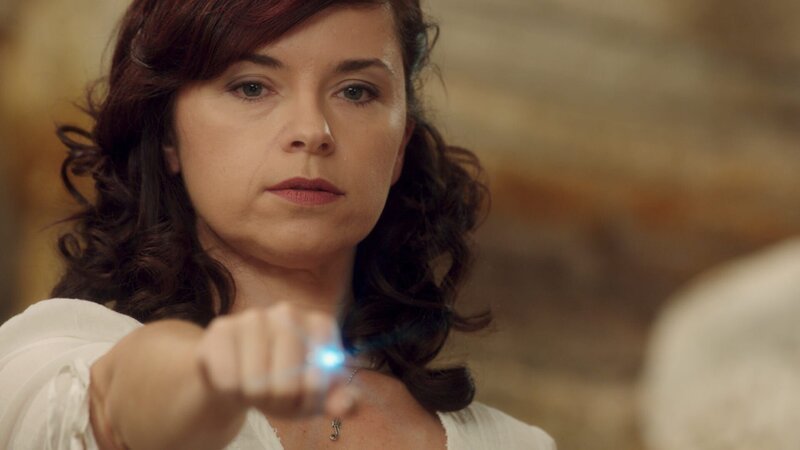 Rita (Kerith Atkinson) demonstriert die Kräfte des Mondrings. – Bild: ZDF und (c)2013 Jonathan M. Shiff Productions.