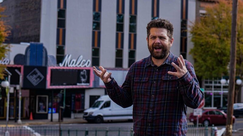 Jack Osbourne in front of the Malco Theatre marquee in Hot Springs, AR – Bild: Discovery, Inc. All Rights Reserved.