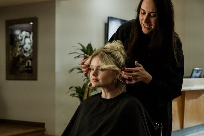Joleen Cummings frisiert die Haare einer Kundin. (Szene nachgestellt) – Bild: RTL