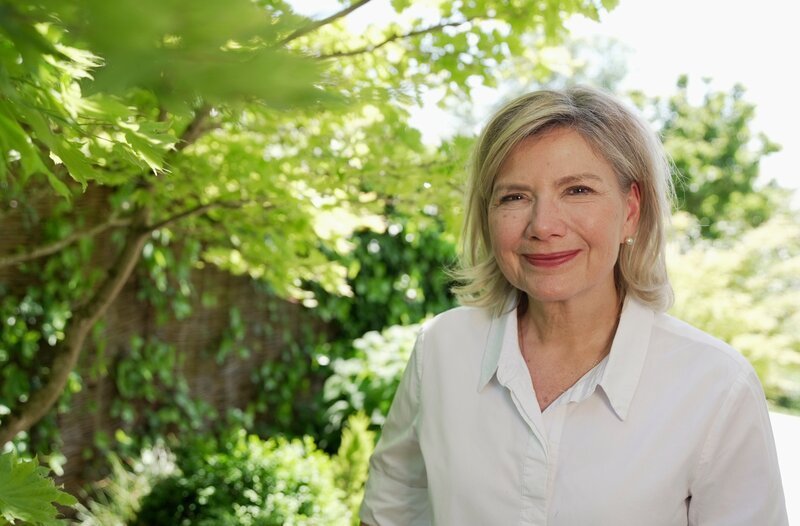 Verena Leithner findet viel Freude und Entspannung bei der Gestaltung und Pflege ihres englischen Gartens. – Bild: HR/Maren Adler Verena Leithner findet viel Freude und Entspannung bei der Gestaltung und Pflege ihres englischen Gartens. – Bild: HR/Maren Adler