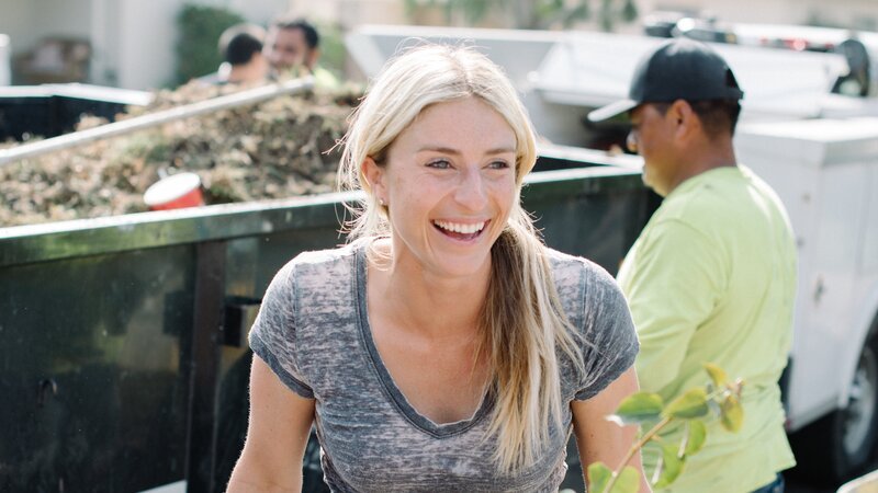 Jasmine Roth smiles as she brings a new load of flowers to the front yard. – Bild: Scripps Networks, LLC. All Rights Reserved