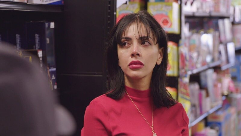 Jasmine gets teary eyed in a department store. – Bild: Warner Bros. Discovery, Inc. or its subsidiaries and affiliates