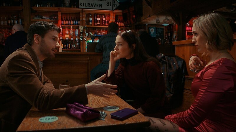 v.l.n.r.: Emerson Stafford (Ronan Raftery), Elvira Clancy (Siobhán Cullen), Mallory Markum (Danielle Galligan) – Bild: WDR/​Magamedia/​APC Studios