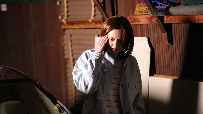 Lani Call (Dianne) searchs the garage. – Bild: Warner Bros. Discovery