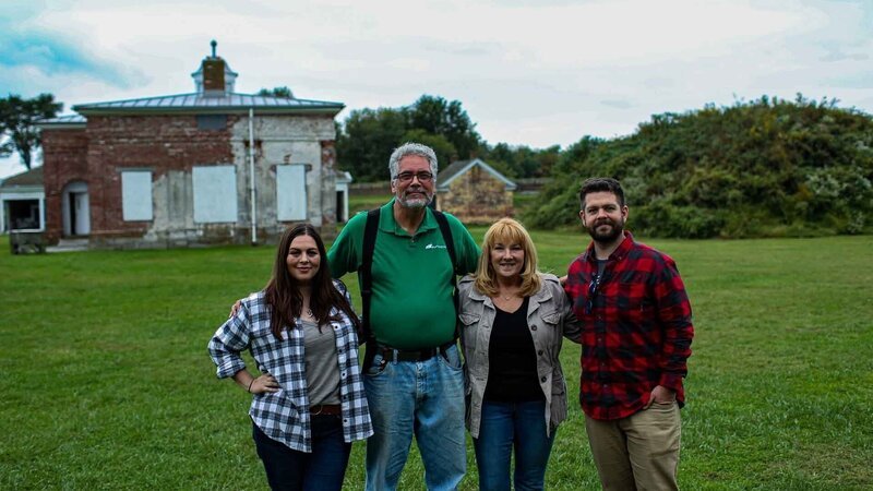 Jack Osbourne and Katrina Weidman take a photograph at Fort Mifflin with Executive Director, Beth Beatty, and Paranormal Host, Greg O’Brien – Bild: 2021, Discovery, Inc.