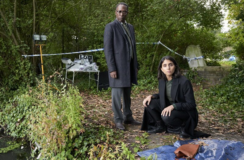 Ein gutes Team: Chefermittler Ruis (Shaun Parkes, li.) und seine Kollegin Devi (Anjli Mohindra, re.) ermitteln in einem Mordfall. – Bild: ARD Degeto/​ITV Studios