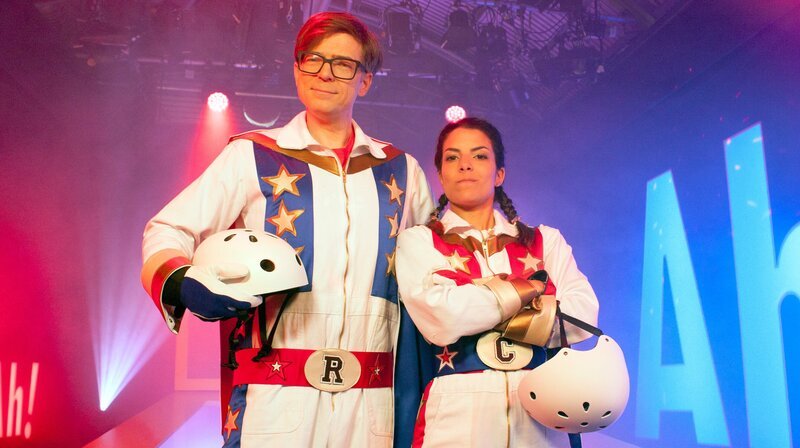 Sie fürchten weder Tod noch Teufel – Clarissa und Ralph füllen die heutige Sendung mit halsbrecherischen Stunts. Kein Sprung ist ihnen zu weit, kein Becken zu tief und kein Thema zu gefährlich! In diesem Sinne: anschnallen und zuschauen, während Clarissa und Ralph z.B diese Frage der heutigen Sendung beantworten! Und diesmal ganz wichtig: bitte nicht nachmachen! Warum zeigt man jemandem die „kalte Schulter“? – Bild: WDR/​Thorsten Schneider