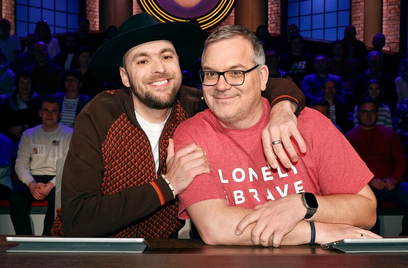 Rateteam-Kapitän Elton (r.) mit Sänger Maximilian „Max“ Mutzke (l.). – Bild: ARD/​Morris Mac Matzen
