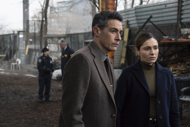 „Shahadah“ – CBS Original Series FBI, scheduled to air on Monday, April 13 (9:00⁠–⁠10:00 PM, ET/​PT). Pictured (L-R): John Boyd as Special Agent Stuart Scola and Juliana Aidén Martinez as Eva Ramos. – Bild: CBS Broadcasting, Inc. /​ Bennett Raglin