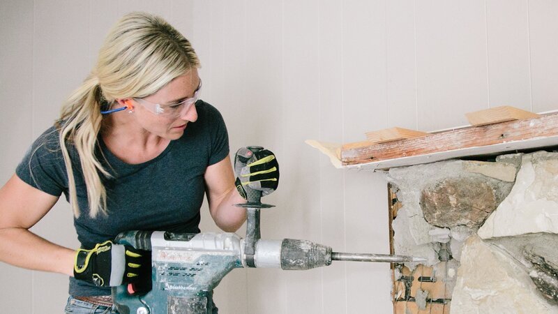 Jasmine Roth removes the old stones from the fireplace. – Bild: Scripps Networks, LLC