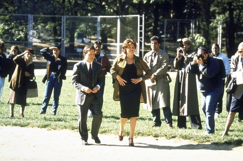Mike (Michael J. Fox, vorne l.) und Nikki (Connie Britton, vorne r.) versuchen, dem Bürgermeister ein neues Image zu verpassen. – Bild: ProSieben Fun