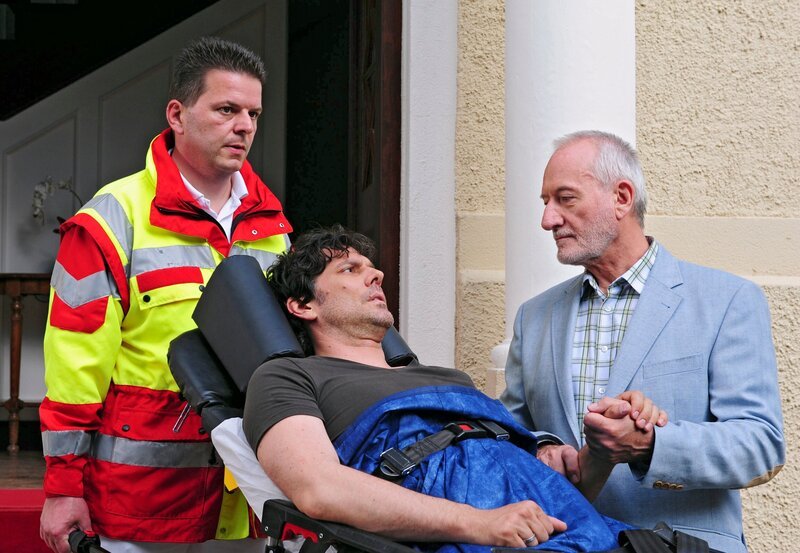 ARD STURM DER LIEBE FOLGE 1627, am Montag (15.10.12) um 15:10 Uhr im ERSTEN. Alfons (Sepp Schauer, r.) ist unendlich erleichtert: Sein Sohn Alexander (Gregory B. Waldis, M) wird überleben (mit Komparse, l.)! – Bild: ARD/​Ann Paur