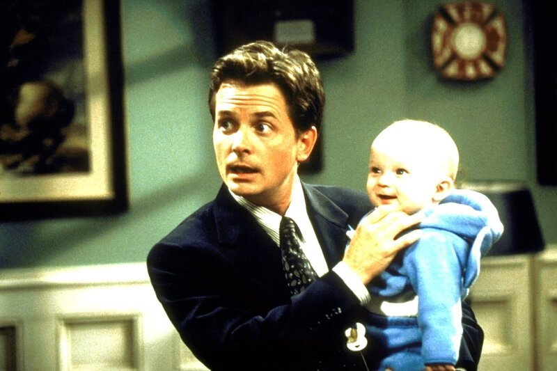 Mike (Michael J. Fox) spielt mit dem Gedanken, das Findelkind zu adoptieren. – Bild: ProSieben Fun