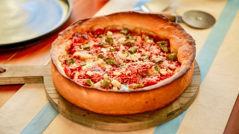 Beauty shot of Molly Yeh’s Sausage, Peppers, Onion Deep Dish Pizza, as seen on Girl Meets Farm, Season 7. – Bild: Television Food Network, G.P.