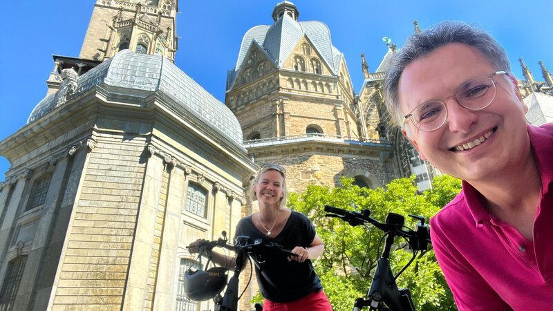SR-Moderator Michael Friemel und Autorin Anne Strauch in Aachen. – Bild: 3sat
