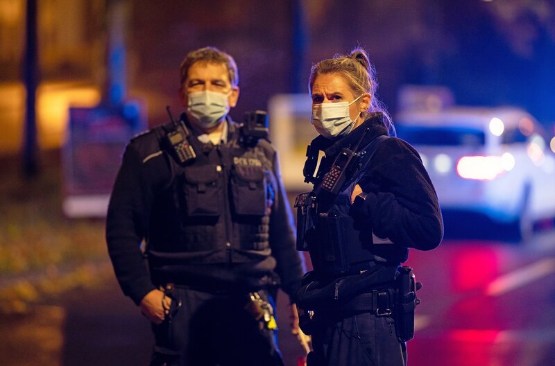 Katharina Klüpfel und Michael Kirch an einer Kfz-Kontrollstelle in der Saarstraße. – Bild: SWR/​Stephan F. F. Dinges