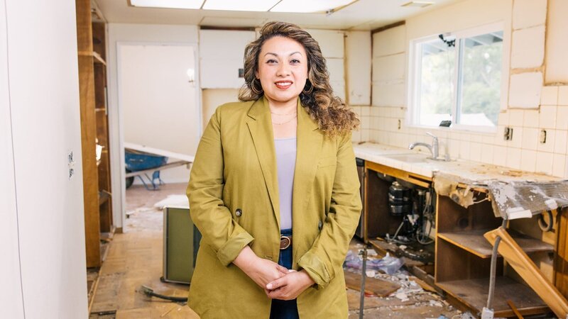 Lilly Battres, portrait inside kitchen of the Jenn & Ryan Lan-Yu Family home, as seen on Izzy Does It, Season 1. – Bild: Warner Bros. Discovery, Inc. or its subsidiaries and affiliates /​ Rob Pryce