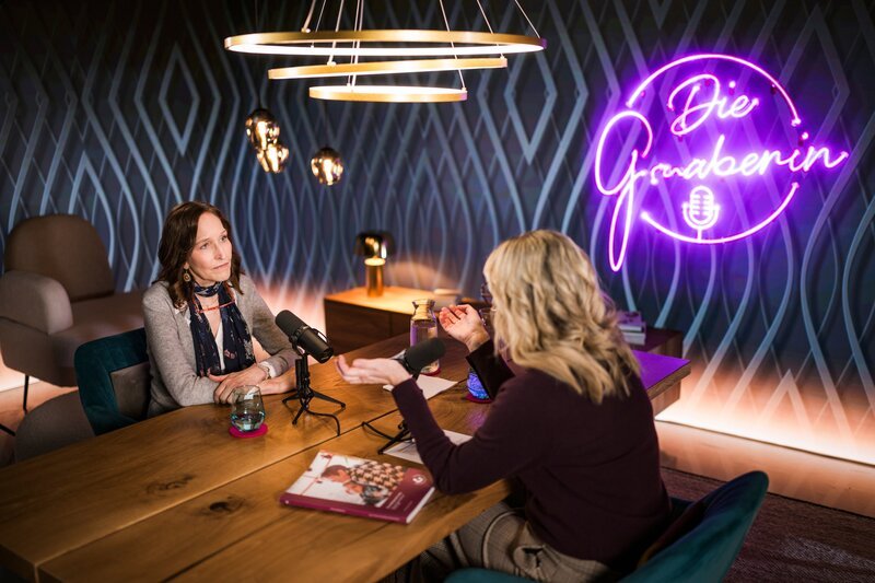 Monika Gruber (r.) und Christine Bronner beim Interview – Bild: ServusTV /​ Sebastian Marko /​ ServusTV /​ Sebastian Marko /​ Sebastian Marko