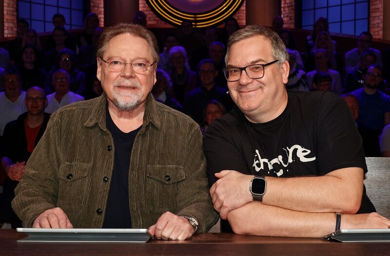 Rateteam-Kapitän Elton (r.) und der Komiker und Musiker, Jürgen von der Lippe (l.) bilden ein Rateteam. – Bild: ARD/​Morris Mac Matzen