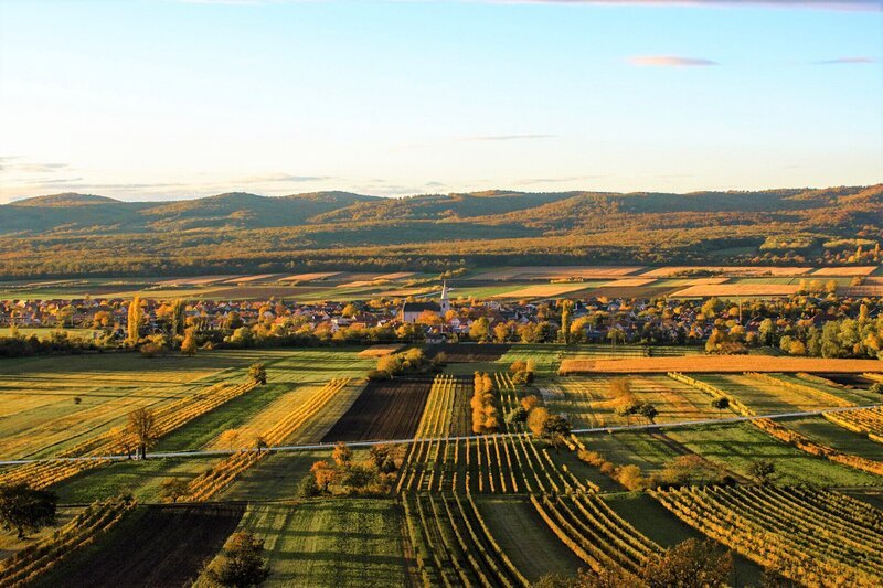 Landschaftsbild von Schützen am Gebirge – Bild: ServusTV /​ Gloriafilm