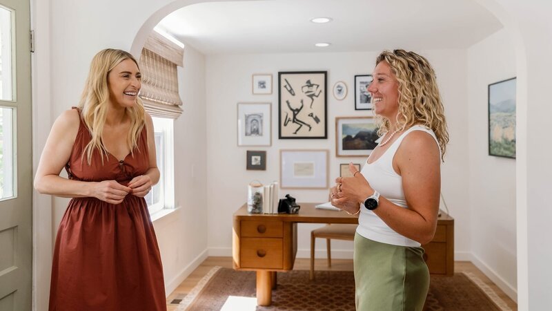 Jasmine Roth showing Katie Knutson her newly renovated house, as seen on Help! I Wrecked My House, Season 5. – Bild: Warner Bros. Discovery