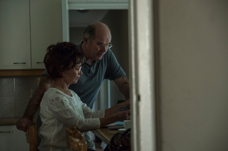 Bev (ADRIENNE PIERCE) goes trough the family finances. Doug (DEONS LOTZ) gives her a cheque. – Bild: Raquel Fernandes /​ Discovery Communications