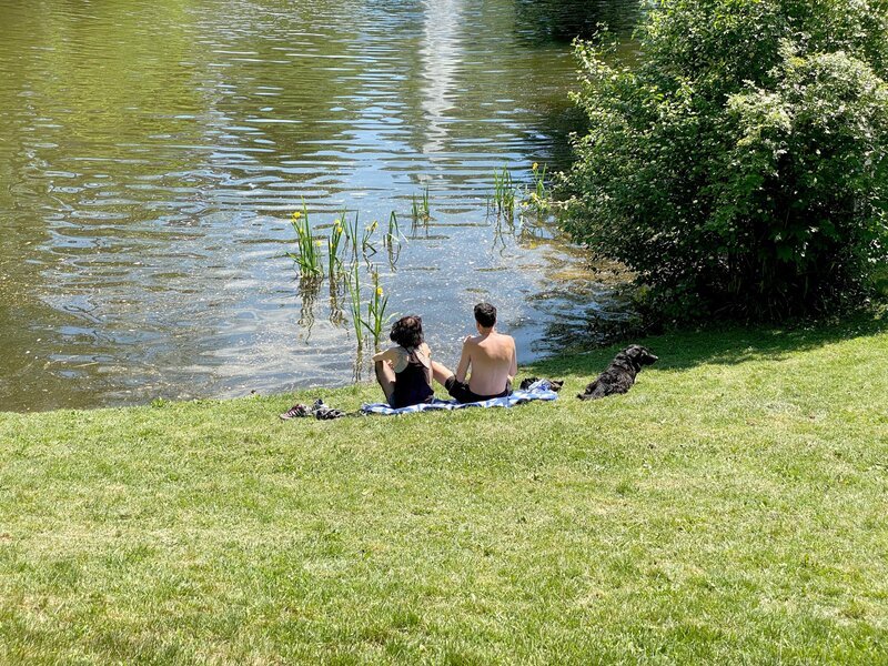 Ein Paar beim Sonnenbaden. – Bild: BR/​ORF/​ORF III/​Michael Dalpiaz
