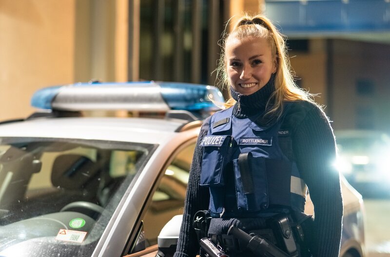 Lena Bottlender im Innenhof der Polizeiinspektion Mainz 1. – Bild: SWR/​Stephan F. F. Dinges