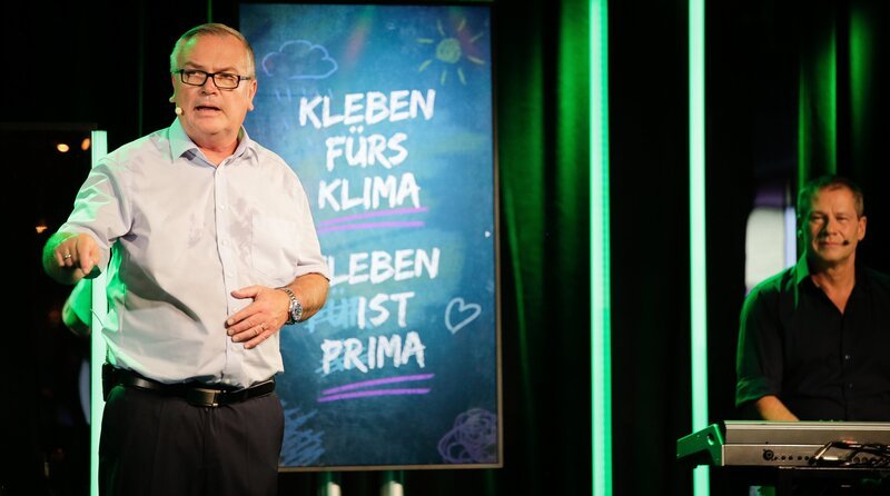 Kabarettist Jürgen Beckers präsentiert sein Programm „Hausmann macht Schule“. Mit dabei am Keybord und Gitarre: Harry Claßen (r). – Bild: WDR/​Dirk Borm