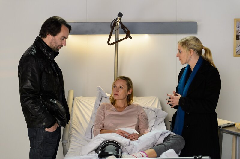 Als Lena (Juliette Greco, r.) Sonja (Barbara Sotelsek) im Krankenhaus besucht, bekommt sie eine hitzige Auseinandersetzung zwischen Sonja und Thomas (Daniel Brockhaus) mit. – Bild: RTL