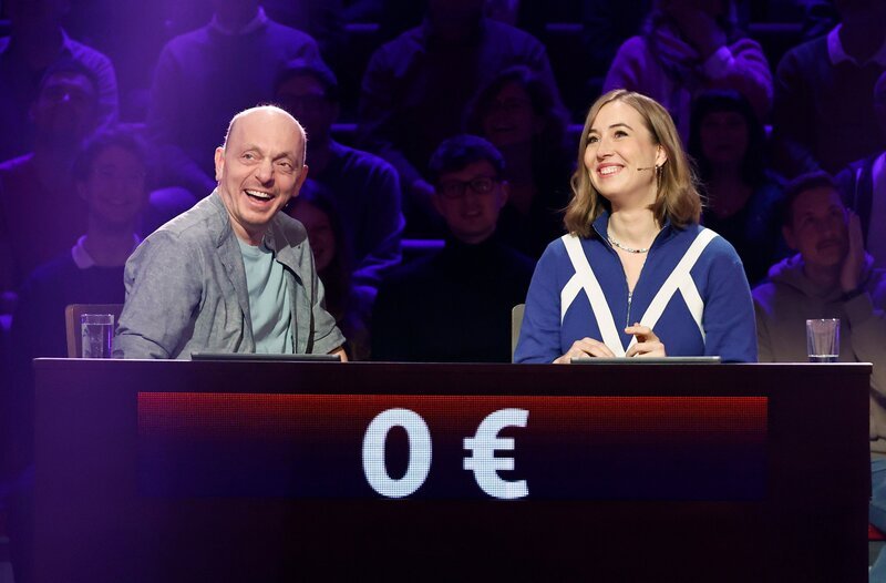 Rateteam-Kapitän Bernhard Hoëcker (l.) mit der Stand-up-Comedienne und Schauspielerin Lena Kupke (r.). – Bild: ARD/​Morris Mac Matzen