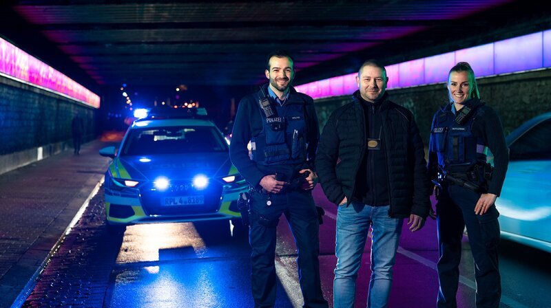 v.l.n.re.: Janis Wolter, Polizeikommissar, Dominic Gillot, Kriminalhauptkommissar und Lena Bottlender, Polizeikommissarin. – Bild: SWR/​Stephan F. F. Dinges
