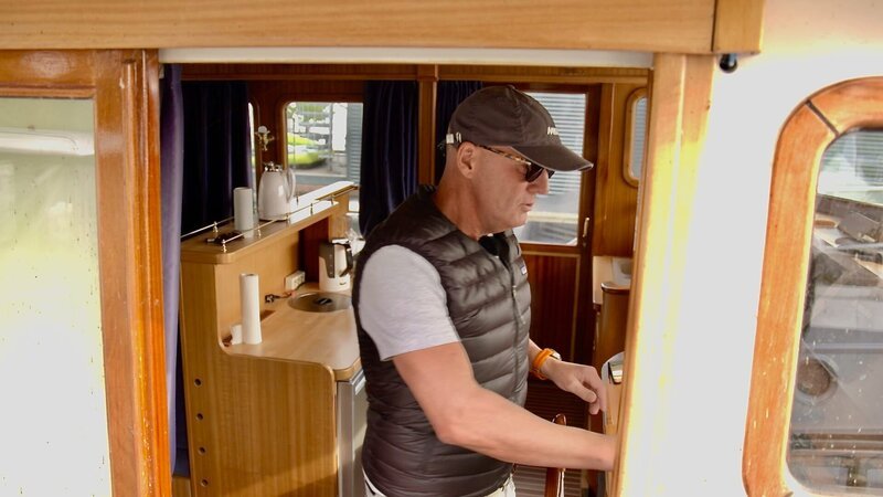 Roger im Boot – Bild: Warner Bros. Discovery