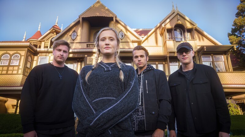 Alex Schroeder, Chelsea Laden, Dakota Laden and Tanner Wiseman at Winchester Mystery House, as seen on Travel Channel’s Destination Fear. – Bild: 2022 Warner Bros. Discovery, Inc. or its subsidiaries and affiliates