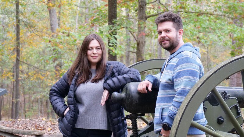 Jack Osbourne and Katrina Weidman pose next to a battlefield cannon at the Pamplin Historical Park in Petersburg, VA – Bild: Discovery, Inc.
