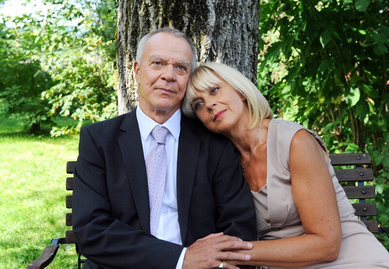 ARD STURM DER LIEBE FOLGE 1628, An ihrem Hochzeitstag haben Charlotte (Mona Seefried, r.) und Werner (Dirk Galuba, l.) einen sentimentalen Moment. – Bild: ARD/​Ann Paur