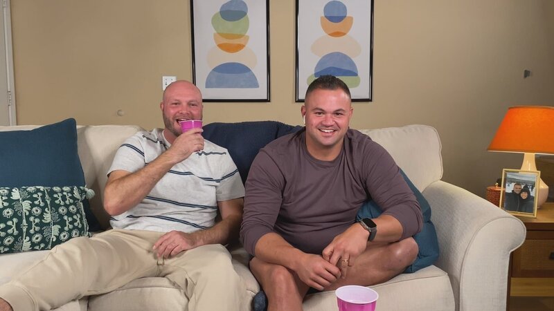 Patrick and John can’t look away from the screen. – Bild: Warner Bros. Discovery, Inc. or its subsidiaries and affiliates