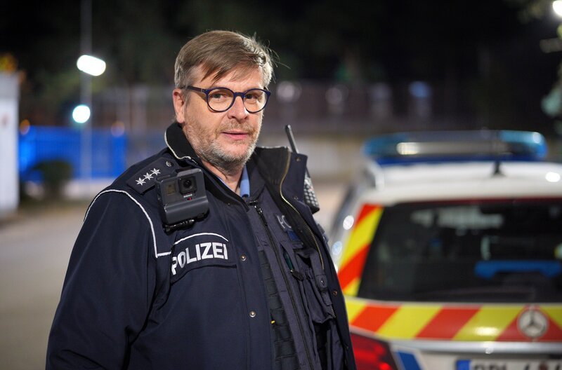 Udo Hotz im Hof der Autobahnpolizei Heidesheim. – Bild: SWR/​Stephan F. F. Dinges