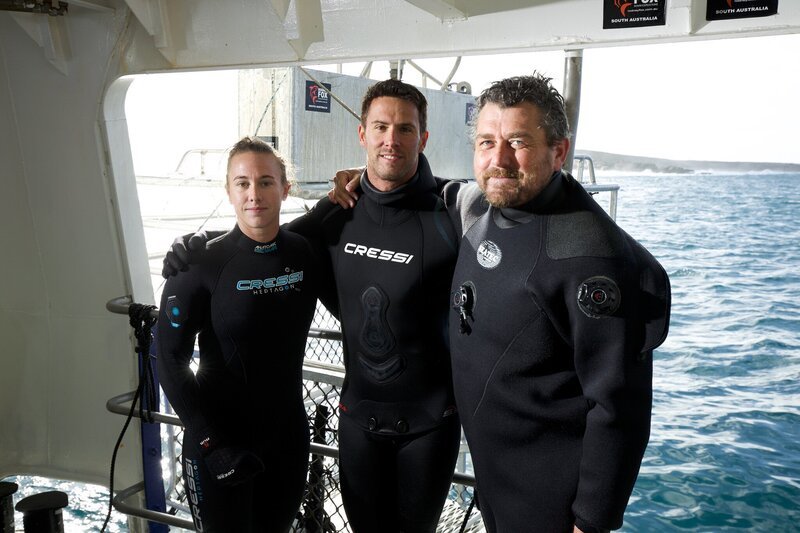 Die Haiexperten Dr. Charlie Huveneers und Dr. Lauren Meyer sowie der Unterwasserkameramann Jon Shaw posieren vor der Küste Südaustraliens für die Kamera. – Bild: Discovery Channel /​ Discovery Communications, LLC