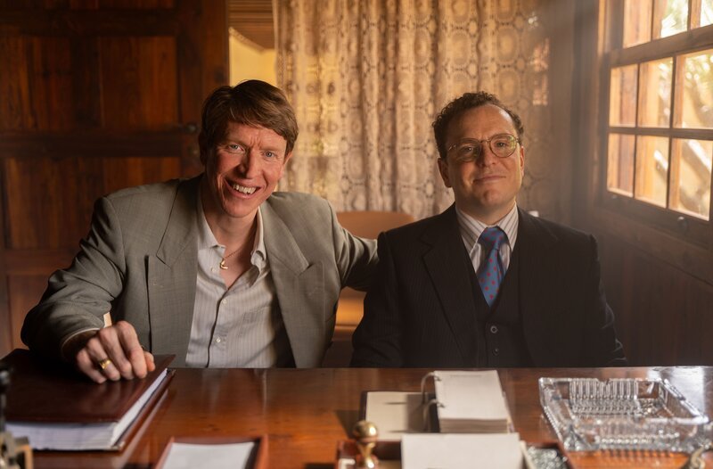 Charlie Miller (Sam Spruell, l.), Douglas Baxter (Joshua McGuire, r.) – Bild: WDR/​Tannadice Pictures/​Objective Fiction/​All3Media International
